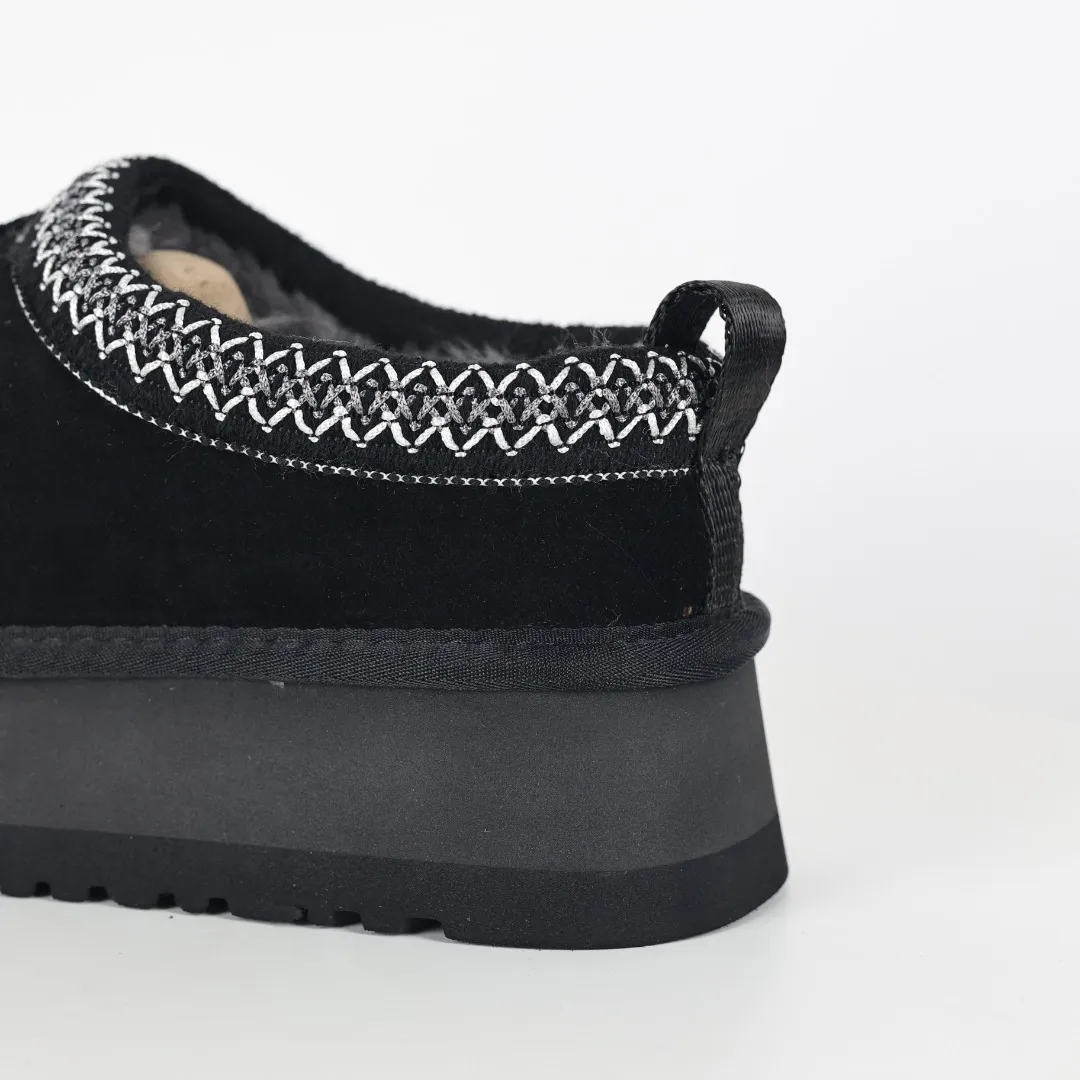 Pick up locally 💰460 The core recommendation is good price E4 UGG Tats series thick model Muller style toe-cap 5CM half slippers Ethnic style autumn and winter snow boots High-quality sheepskin fleece insulation and heat lock Made of TPU molded suede upper material Built-in artificial curly wool plush lining and 10mm UGGPURE™ implanted wool lining and removable UGGPURE™ implanted wool insole Lightweight, non-slip and comfortable rubber outsole with brand logo and trademark. Comes with complete packaging. Size: 35 36 37 38 39 40. It is recommended to choose one size larger.